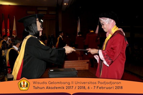 wisuda unpad gel II TA 2017-2018 Fakultas Peternakan  Oleh Dekan 033