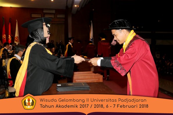 wisuda unpad gel II TA 2017-2018 Fakultas Peternakan  Oleh Dekan 037