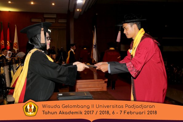 wisuda unpad gel II TA 2017-2018 Fakultas Peternakan  Oleh Dekan 038