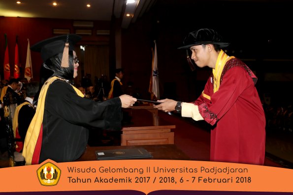 wisuda unpad gel II TA 2017-2018 Fakultas Peternakan  Oleh Dekan 042