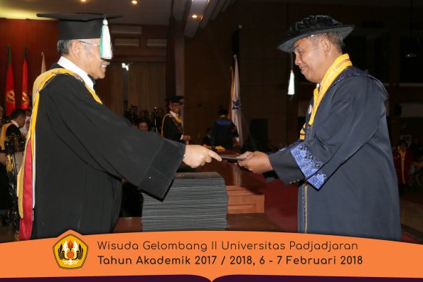wisuda unpad gel II TA 2017-2018 Fakultas  Pertanian  Oleh Dekan  002