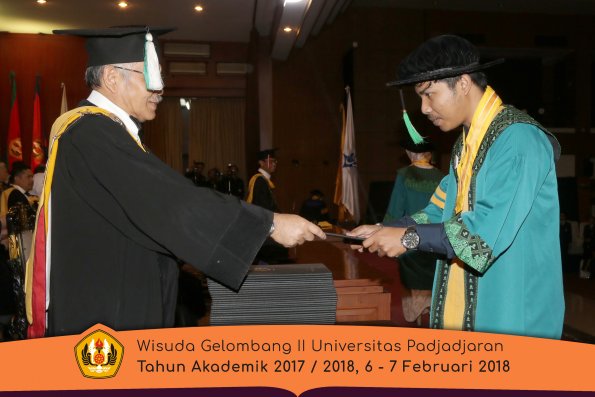 wisuda unpad gel II TA 2017-2018 Fakultas  Pertanian  Oleh Dekan  004