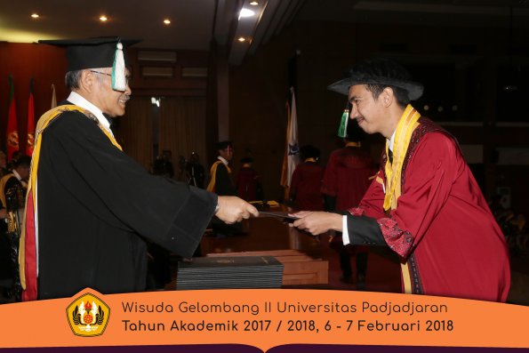 wisuda unpad gel II TA 2017-2018 Fakultas  Pertanian  Oleh Dekan  016