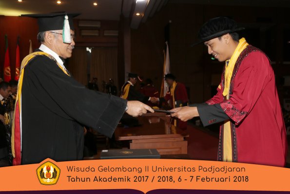 wisuda unpad gel II TA 2017-2018 Fakultas  Pertanian  Oleh Dekan  028
