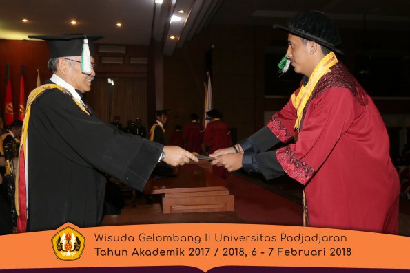 wisuda unpad gel II TA 2017-2018 Fakultas  Pertanian  Oleh Dekan  044