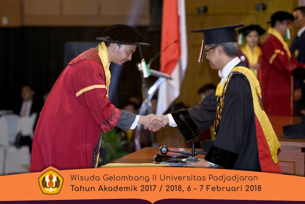 wisuda unpad gel II TA 2017-2018 Fakultas  Pertanian  Oleh  Rektor 037