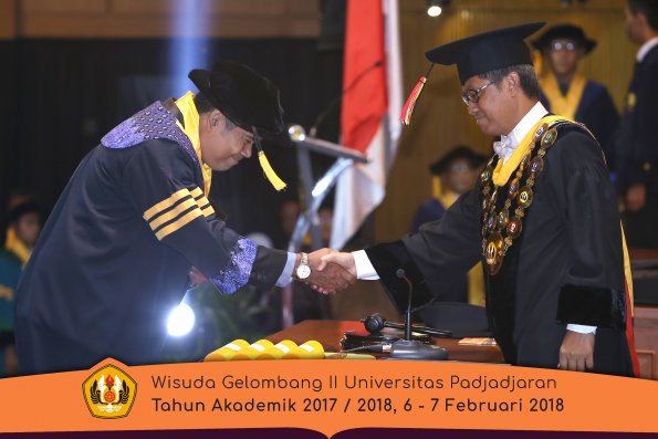 Wisuda Unpad Gel I I TA 2017-2018 Fak Ekonomi dan Bisnis  oleh Rektor 001