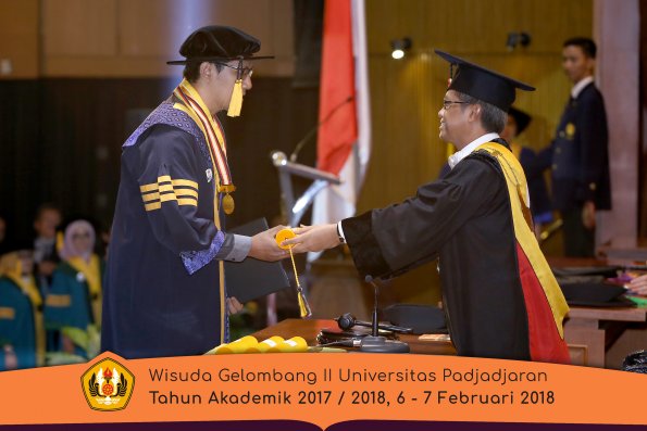 Wisuda Unpad Gel I I TA 2017-2018 Fak Ekonomi dan Bisnis  oleh Rektor 003