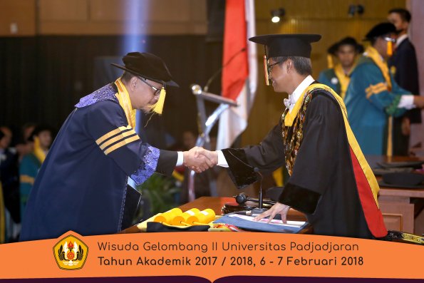 Wisuda Unpad Gel I I TA 2017-2018 Fak Ekonomi dan Bisnis  oleh Rektor 008