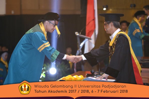 Wisuda Unpad Gel I I TA 2017-2018 Fak Ekonomi dan Bisnis  oleh Rektor 019