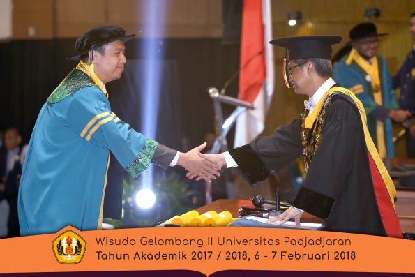 Wisuda Unpad Gel I I TA 2017-2018 Fak Ekonomi dan Bisnis  oleh Rektor 021