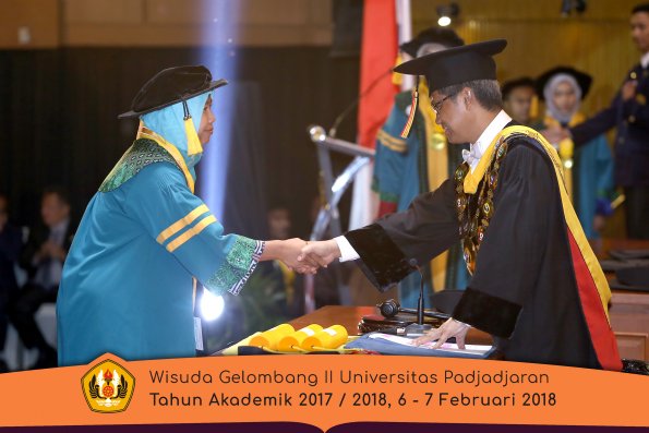 Wisuda Unpad Gel I I TA 2017-2018 Fak Ekonomi dan Bisnis  oleh Rektor 025