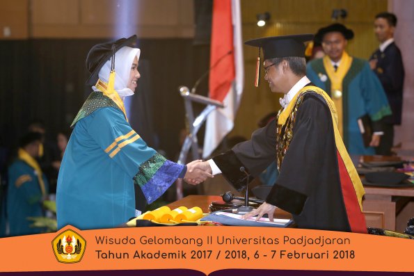 Wisuda Unpad Gel I I TA 2017-2018 Fak Ekonomi dan Bisnis  oleh Rektor 027