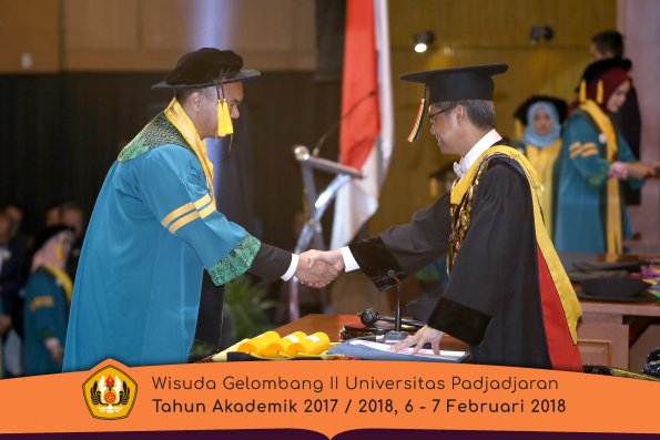 Wisuda Unpad Gel I I TA 2017-2018 Fak Ekonomi dan Bisnis  oleh Rektor 028