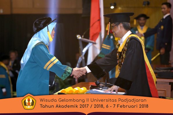 Wisuda Unpad Gel I I TA 2017-2018 Fak Ekonomi dan Bisnis  oleh Rektor 030