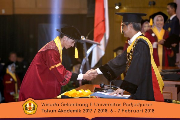 Wisuda Unpad Gel I I TA 2017-2018 Fak Ekonomi dan Bisnis  oleh Rektor 083