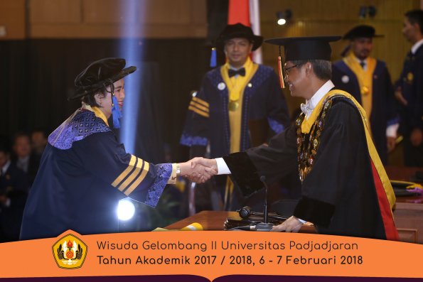 Wisuda Unpad Gel I I TA 2017-2018 Fak Ilmu Sosial Dan Ilmu Politik oleh Rektor 001