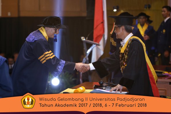 Wisuda Unpad Gel I I TA 2017-2018 Fak Ilmu Sosial Dan Ilmu Politik oleh Rektor 002