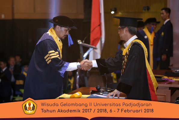 Wisuda Unpad Gel I I TA 2017-2018 Fak Ilmu Sosial Dan Ilmu Politik oleh Rektor 003