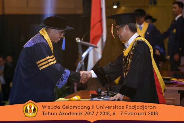 Wisuda Unpad Gel I I TA 2017-2018 Fak Ilmu Sosial Dan Ilmu Politik oleh Rektor 004