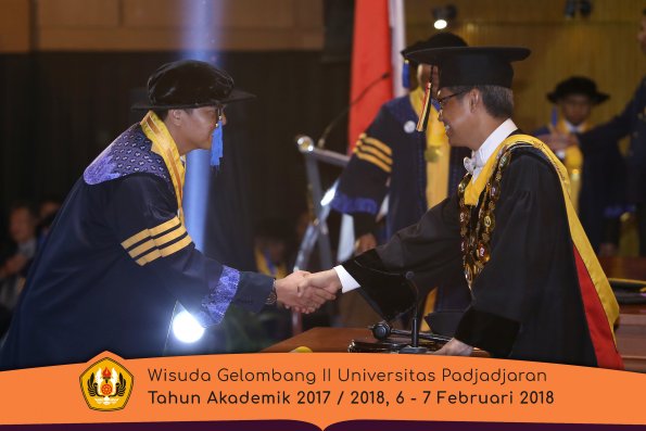 Wisuda Unpad Gel I I TA 2017-2018 Fak Ilmu Sosial Dan Ilmu Politik oleh Rektor 005