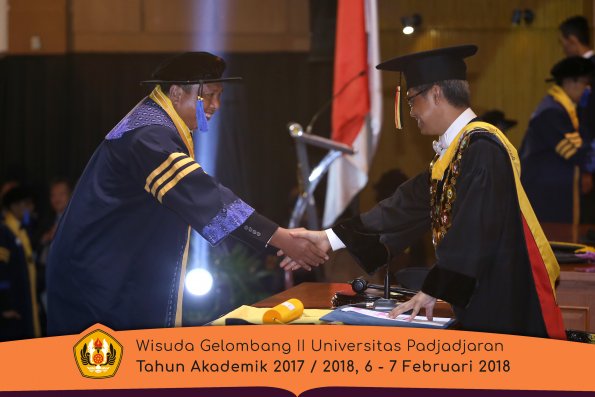 Wisuda Unpad Gel I I TA 2017-2018 Fak Ilmu Sosial Dan Ilmu Politik oleh Rektor 006