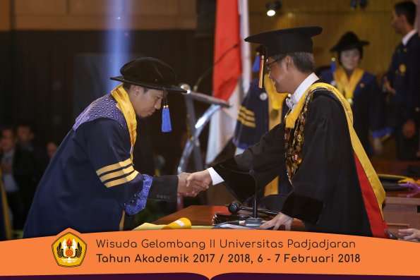 Wisuda Unpad Gel I I TA 2017-2018 Fak Ilmu Sosial Dan Ilmu Politik oleh Rektor 007