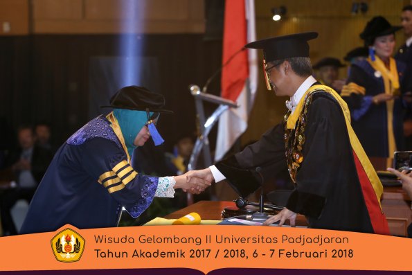 Wisuda Unpad Gel I I TA 2017-2018 Fak Ilmu Sosial Dan Ilmu Politik oleh Rektor 008