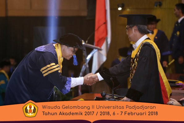 Wisuda Unpad Gel I I TA 2017-2018 Fak Ilmu Sosial Dan Ilmu Politik oleh Rektor 013