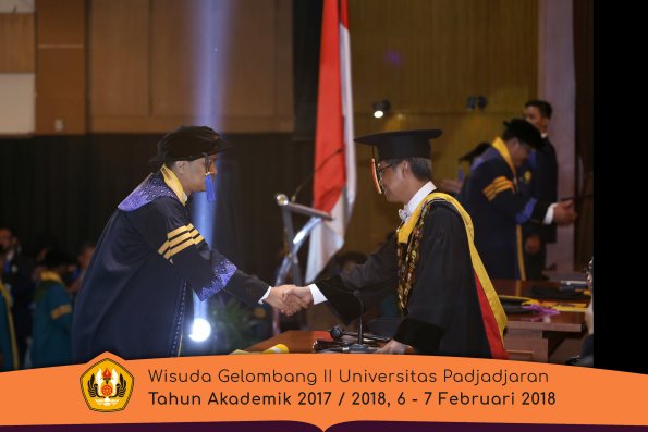Wisuda Unpad Gel I I TA 2017-2018 Fak Ilmu Sosial Dan Ilmu Politik oleh Rektor 015