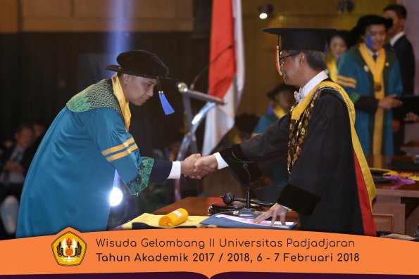 Wisuda Unpad Gel I I TA 2017-2018 Fak Ilmu Sosial Dan Ilmu Politik oleh Rektor 018