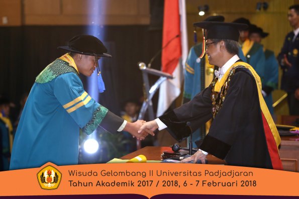 Wisuda Unpad Gel I I TA 2017-2018 Fak Ilmu Sosial Dan Ilmu Politik oleh Rektor 022