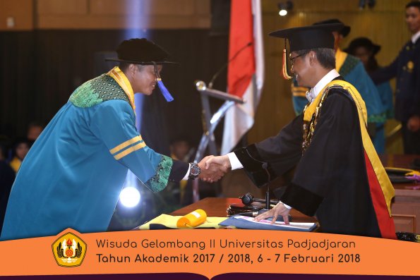Wisuda Unpad Gel I I TA 2017-2018 Fak Ilmu Sosial Dan Ilmu Politik oleh Rektor 025
