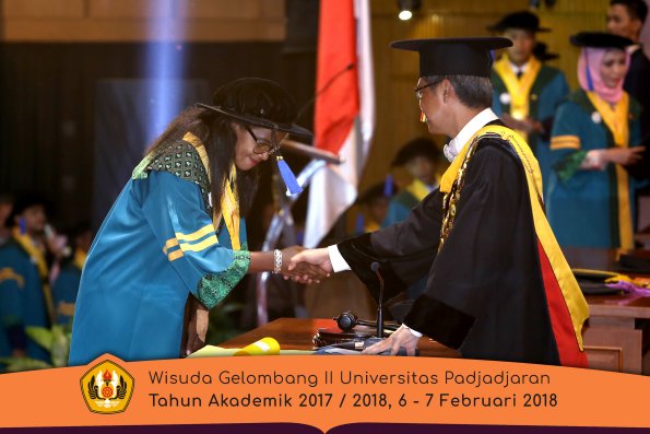 Wisuda Unpad Gel I I TA 2017-2018 Fak Ilmu Sosial Dan Ilmu Politik oleh Rektor 027