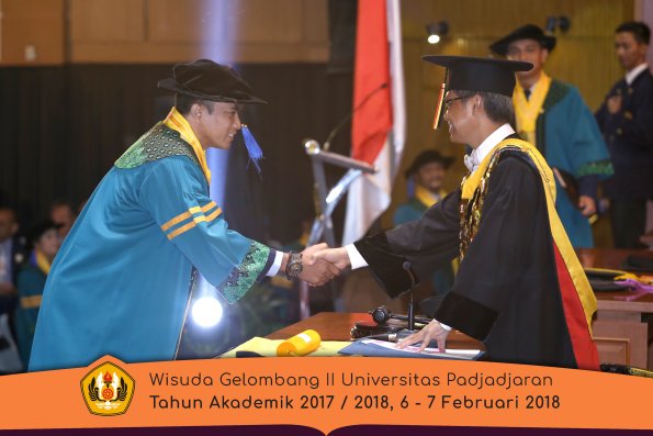 Wisuda Unpad Gel I I TA 2017-2018 Fak Ilmu Sosial Dan Ilmu Politik oleh Rektor 032