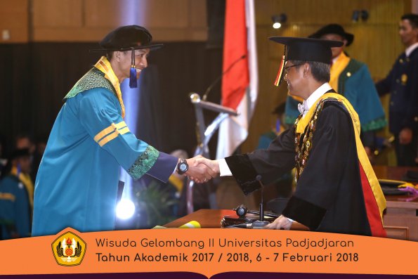 Wisuda Unpad Gel I I TA 2017-2018 Fak Ilmu Sosial Dan Ilmu Politik oleh Rektor 045