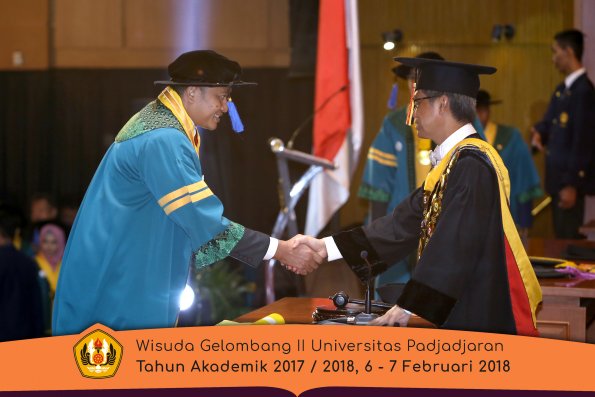 Wisuda Unpad Gel I I TA 2017-2018 Fak Ilmu Sosial Dan Ilmu Politik oleh Rektor 046