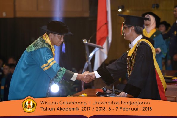 Wisuda Unpad Gel I I TA 2017-2018 Fak Ilmu Sosial Dan Ilmu Politik oleh Rektor 050