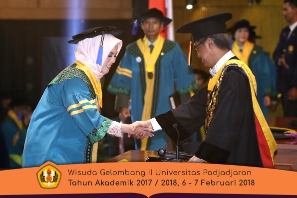 Wisuda Unpad Gel I I TA 2017-2018 Fak Ilmu Sosial Dan Ilmu Politik oleh Rektor 051