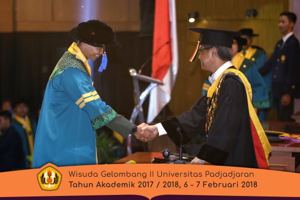 Wisuda Unpad Gel I I TA 2017-2018 Fak Ilmu Sosial Dan Ilmu Politik oleh Rektor 052