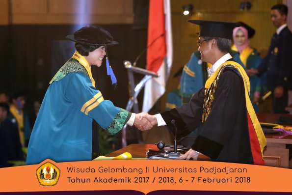 Wisuda Unpad Gel I I TA 2017-2018 Fak Ilmu Sosial Dan Ilmu Politik oleh Rektor 053