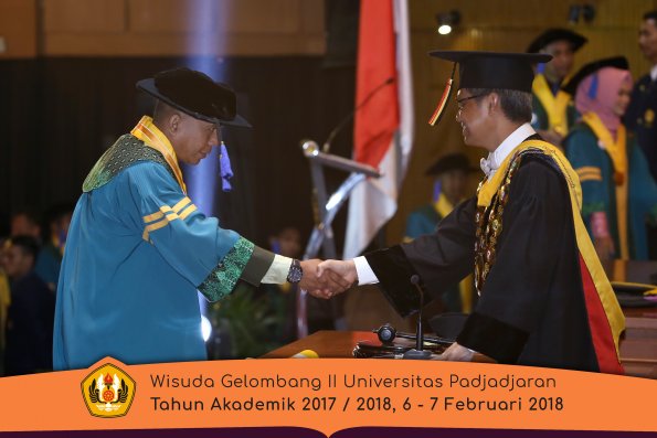 Wisuda Unpad Gel I I TA 2017-2018 Fak Ilmu Sosial Dan Ilmu Politik oleh Rektor 054