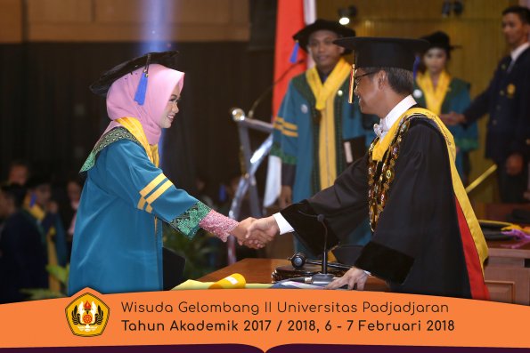 Wisuda Unpad Gel I I TA 2017-2018 Fak Ilmu Sosial Dan Ilmu Politik oleh Rektor 055