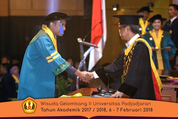 Wisuda Unpad Gel I I TA 2017-2018 Fak Ilmu Sosial Dan Ilmu Politik oleh Rektor 056