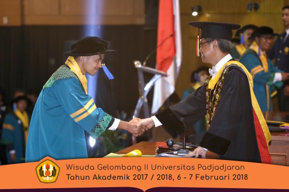 Wisuda Unpad Gel I I TA 2017-2018 Fak Ilmu Sosial Dan Ilmu Politik oleh Rektor 059
