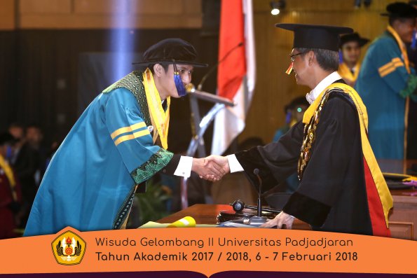 Wisuda Unpad Gel I I TA 2017-2018 Fak Ilmu Sosial Dan Ilmu Politik oleh Rektor 063