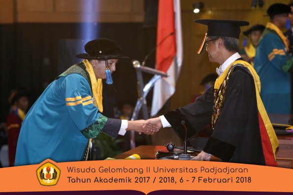 Wisuda Unpad Gel I I TA 2017-2018 Fak Ilmu Sosial Dan Ilmu Politik oleh Rektor 069