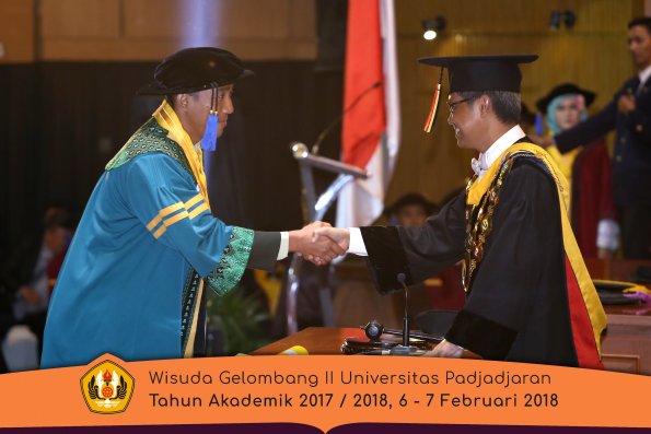 Wisuda Unpad Gel I I TA 2017-2018 Fak Ilmu Sosial Dan Ilmu Politik oleh Rektor 071