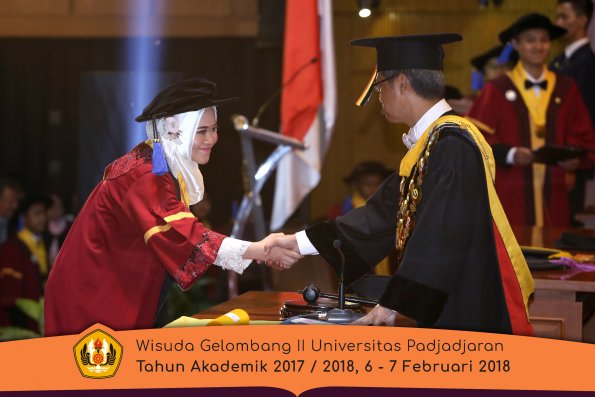 Wisuda Unpad Gel I I TA 2017-2018 Fak Ilmu Sosial Dan Ilmu Politik oleh Rektor 074