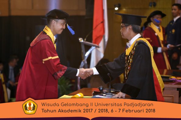 Wisuda Unpad Gel I I TA 2017-2018 Fak Ilmu Sosial Dan Ilmu Politik oleh Rektor 075